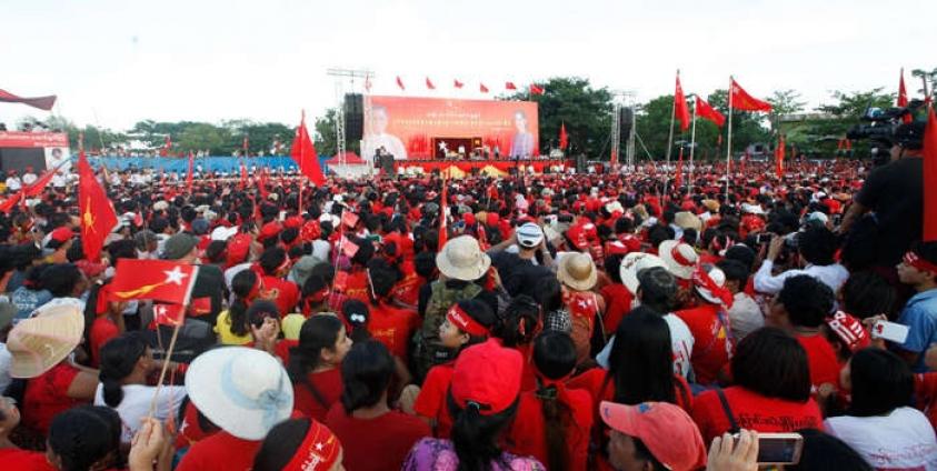 ၂၀၁၅ရွေးကောက်ပွဲအတွက် NLD ရန်ကုန်တွင် မဲဆွယ်စည်းရုံးဟောပြောပွဲသို့ တက်ရောက်ခဲ့သည့် လူထုကိုတွေ့ရစဉ်။ ဓါတ်ပုံ၊ မဇ္စျိမ။