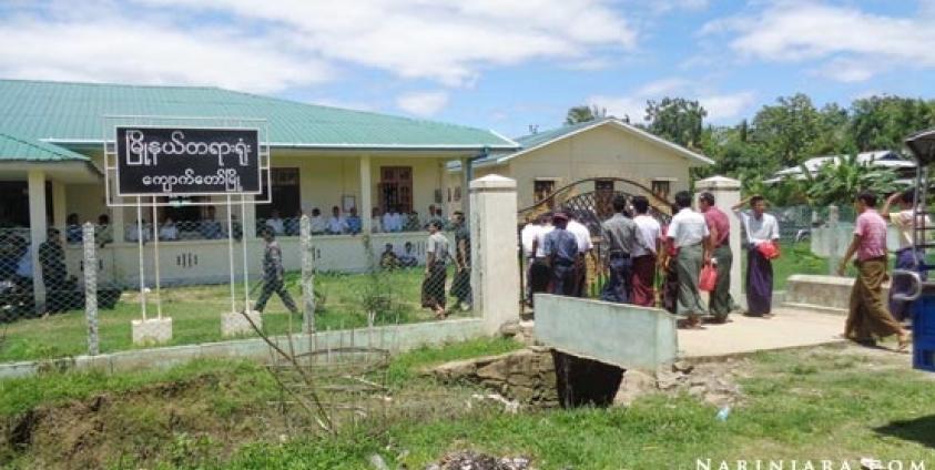  ကျောက်တော်ရဲစခန်းတွင် ရခိုင်အမျိုးသား၂၄ ဦးကို ဇွန်လ ၁၉ ရက်နေ့က ရုံးထုတ်လာစဉ် (ဓာတ်ပုံ- နိရဥ္စရာ)