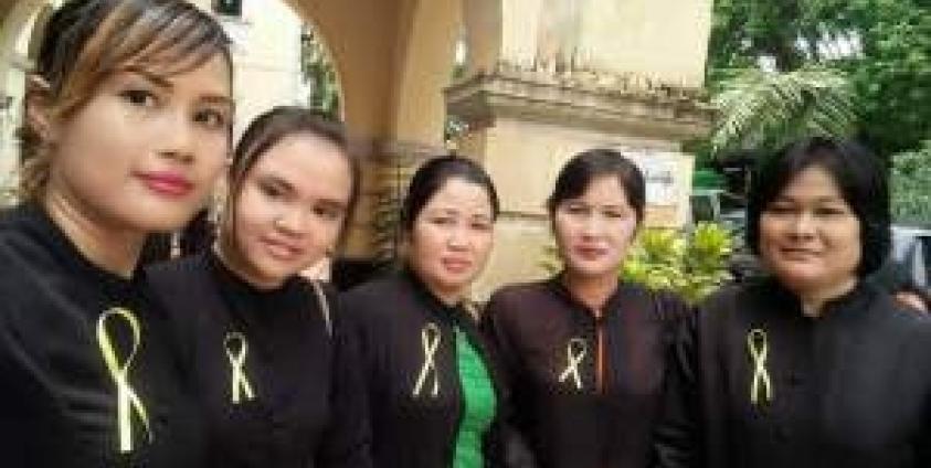 Lawyers with yellow ribbon in Moulmein ( Photo: Yadanar Lay)