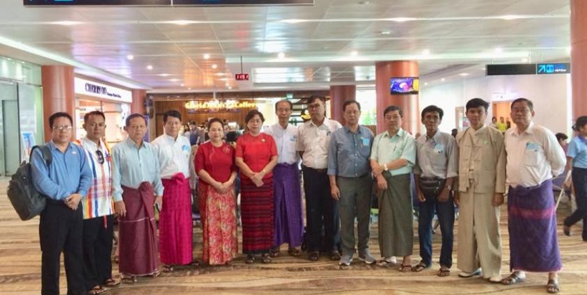 ရခိုင်ပြည်နယ်မြောက်ပိုင်း အကြမ်းဖက်တိုက်ခိုက်ခံရသည့် ဒေသခံများအားတွေ့ဆုံရန် UNA အဖွဲ့ ရန်ကုန် လေဆိပ်မှ စစ်တွေ သို့ ထွက်ခွာ။ ဓာတ်ပုံ-United Nationalities Alliance