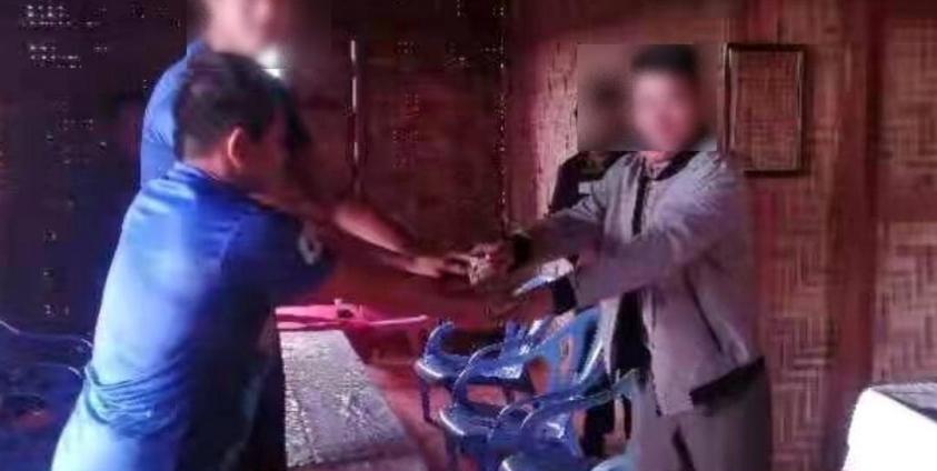 ဓါတ်ပုံ- ပုံဟောင်းဖြစ်ပါသည်။ ပြီးခဲ့သည့် မေလ (၁၃) ရက်နေ့က ကချင်ဒေသက လွတ်မြောက်နယ်မြေတစ်ခုသို့ရောက်ရှိပြီး ပြည်သူ့ပန်းတိုင်နှင့် ပူးပေါင်းခဲ့သည့် စစ်ကောင်စီ တပ်သားနှစ်ဦး။