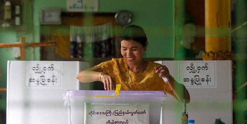 A woman casts her vote at a polling station in Sittwe, Rakhine State, western Myanmar, 08 November 2015. Photo: Nyunt Win/EPA