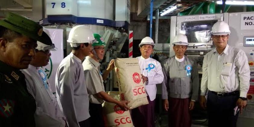 မွန်ပြည်နယ်ဝန်ကြီးချုပ် MCL ဘိလပ်မြေအိပ်သွပ်ခြင်းအခမ်းအနားရောက်ရှိစဉ်(MNA)