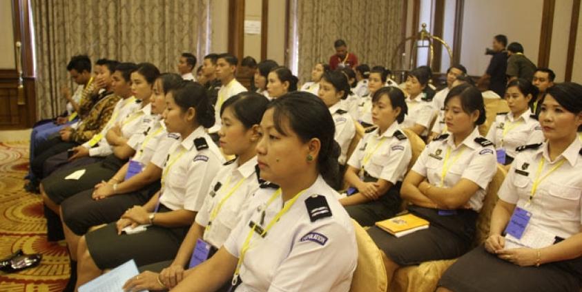 ဇူလိုင် ၁၁ရက်က နေပြည်တော်တွင်ပြုလုပ်သည့် ကမ္ဘာ့့့လူဦးရေနေ့အခမ်းအနားတွင် တွေ့ရ သည့် လ.ဝ.က အမျိုးသမီးဝန်ထမ်းများ (ဓာတ်ပုံ - မင်းမင်း၊ မဇ္စျိမ)