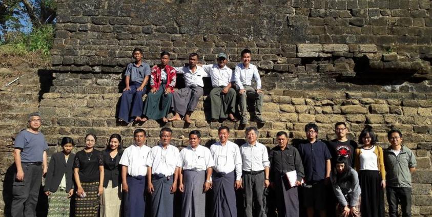 တရုတ်ကျွမ်းကျင်အဖွဲ့နှင့် ဒေသအတွင်းမှ သမိုင်းပညာရှင်များကို မြောက်ဦးနန်းတော်ရာ မြို့ရိုးတွင် တွေ့ရစဉ်/ ဓာတ်ပုံ- ရက္ခသူရိန်