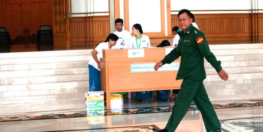 ပြည်သူ့လွှတ်တော် အဆောက်အအုံအတွင်း တပ်မသားလွှတ်တော်ကိုယ်စားလှယ် တစ်ဦးကို တွေ့ရစဉ်။ (ဓာတ်ပုံ-ဟောင်ဆာ၊ရာမည)