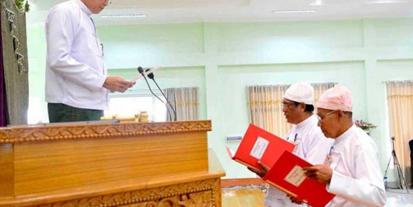 လွှတ်တော် ဥက္ကဋ္ဌ ဦးစံကျော်လှနှင့် ဒုဥက္ကဋ္ဌ ဦးဖိုးမင်းတို့ လွှတ်တော်တွင် ကျမ်းကျိန်နေကြစဉ်