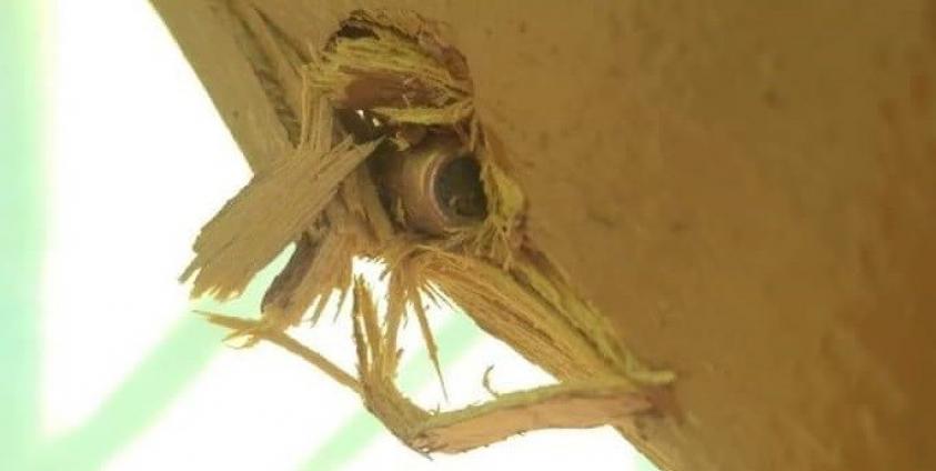 (ဓာတ်ပုံ- မြောင်းဘွေဆေးရုံတွင်ကျည်ဆံထိမှန်နေပုံ/ Credit မူရင်းဓာတ်ပုံရိုက်သူ)