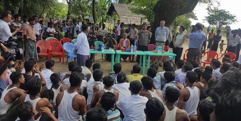 ကုလ ဒုတိယ အတွင်းရေးမှူးချုပ် မစ္စတာဂျက်ဖရီဖဲလ်မန်၏ ရခိုင်ခရီးစဉ်အတွင်း ဘင်္ဂလီများနှင့် အဓိက တွေ့သွားခဲ့။ ဓာတ်ပုံ- ဦးညီပု ဖေ့စ်ဘုတ်)