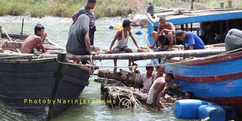  ရေထဲမှ တံတားကို ပြန်လည် ဆယ်ယူနေကြစဉ်/ ဓာတ်ပုံ- နိရဥ္စရာ