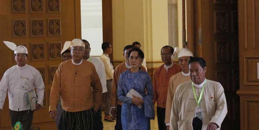 ကျမ်းသစ္စာကျိန်ဆိုရန် နိုင်ငံတော်သမ္မတနှင့် ဒုသမ္မတတို့ လွှတ်တာ်သို့ မတ်လ ၃၀ ရက်နေ့ နံနက်က ရောက်ရှိလာစဉ်။ (ဓာတ်ပုံ-မင်းမင်း)