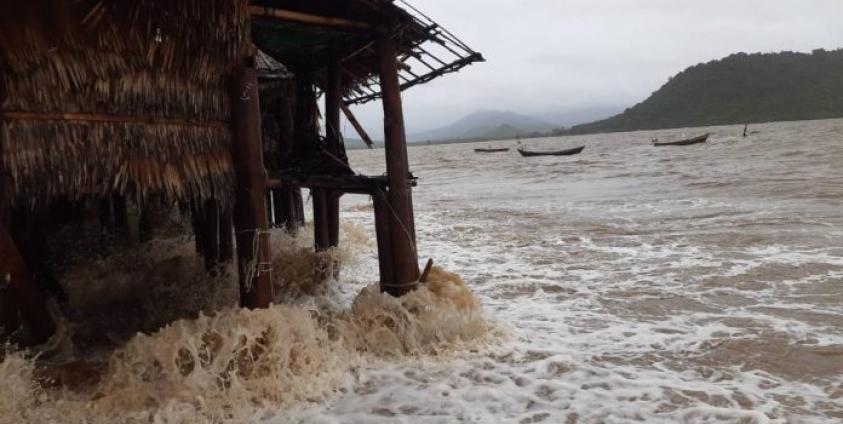 ရေးမြို့ ဇီဖြူသောင်ကျေးရွာအနီးမှာ လှိုင်းပြင်းထန်နေ