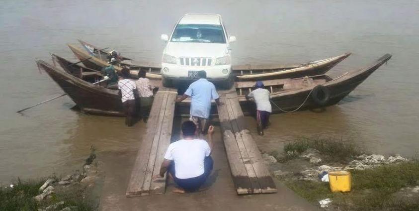 မော်လမြိုင်မှ ဘီးလူးကျွန်းသို့ စက်လှေဖြင့် ကားတင်နေပုံ (Facebook ဘီးလူးကျွန်း)