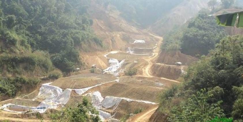 နားဟိုင်းလုံရွာအထက်ပိုင်း ရေထွက်ဦးတွင်ရွှေတူးဖော်ရေးစီမံကိန်းကြောင့် တောတောင်များပျက်စီးပြုန်းတီးနေပုံ