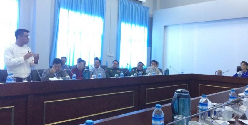 JCB အစည်းအဝေး ဒေါက်တာမင်းဇော်ဦး တင်ပြစဉ်(Min Zaw Oo/Facebook)