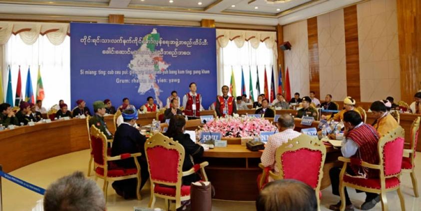 ဝ ပြည်သွေးစည်းညီညွတ်ရေးပါတီ (UWSP) ဌာနချုပ် ပန်ဆန်း တွင်ပြုလုပ်လျက်ရှိသည့် တိုင်းရင်းသား လက်နက်ကိုအဖွဲ့ ၁၂ ဖွဲ့ဆွေးနွေးပွဲကို မေ ၁ ရက်က တွေ့ရစဉ်။ (ဓာတ်ပုံ - အီးပီအေ)
