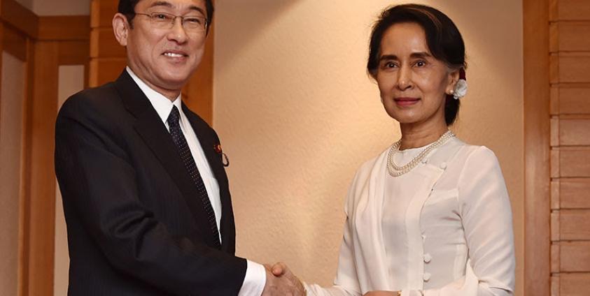 Myanmar State Counsellor and Foreign Minister Aung San Suu Kyi (R) shakes hands with Japan's Foreign Minister Fumio Kishida (L) prior to their talks at a hotel in Tokyo, Japan, 03 November 2016. Suu Kyi is in Tokyo on her first visit since she assumed office as the Foreign Minister in 2016. Photo: EPA