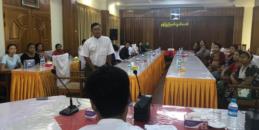 Photo- ပြည်နယ်လွှတ်တော်သို့ လာရောက်တိုင်ကြားစဉ်(Aung Kyaw Thu)