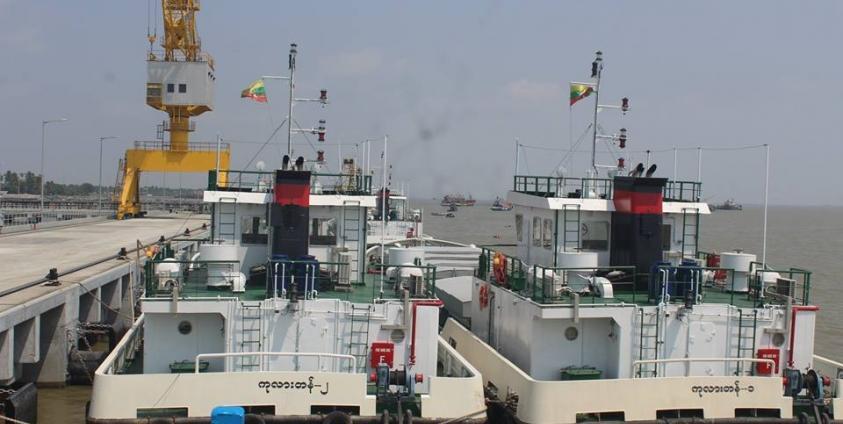 စစ်တွေဆိပ်ကမ်းတွင် ဆိုက်ကပ်ထားသည့် အိန္ဒိယပိုင် ကုန်တင်သင်္ဘောများ