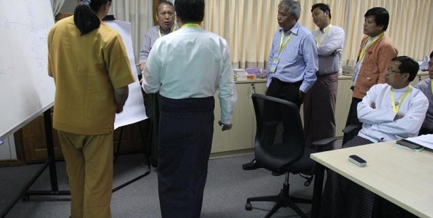 Drafters discuss the political framework on December 2. (Photo: Myanmar Peace Center)