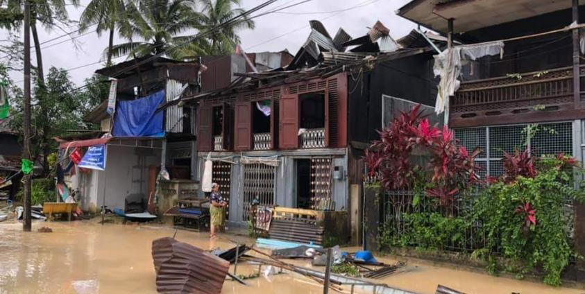 မော်လမြိုင်မြို့ပေါ်မှ လေဆင်နှာမောင်းဒဏ်ခံရသည့်နေအိမ်(Facebook)