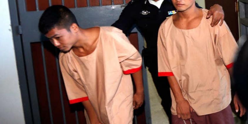 Myanmar migrant workers, who are accused of the killing two two British tourists, Zaw Lin (R) and Wai Phyo (L) are escorted by a Thai police officer after they were sentenced to death at the Samui Provincial Court, on Koh Samui Island, Thailand, 24 December 2015. Photo: Rungroj Yongrit/EPA