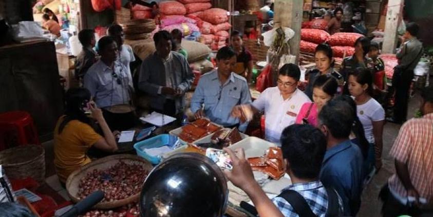  မော်လမြိုင်စျေးကြီးတွင် ငရုပ်သီးမှုန့်များကိုစစ်ဆေး သိမ်းဆည်းနေစဉ်(RFA)