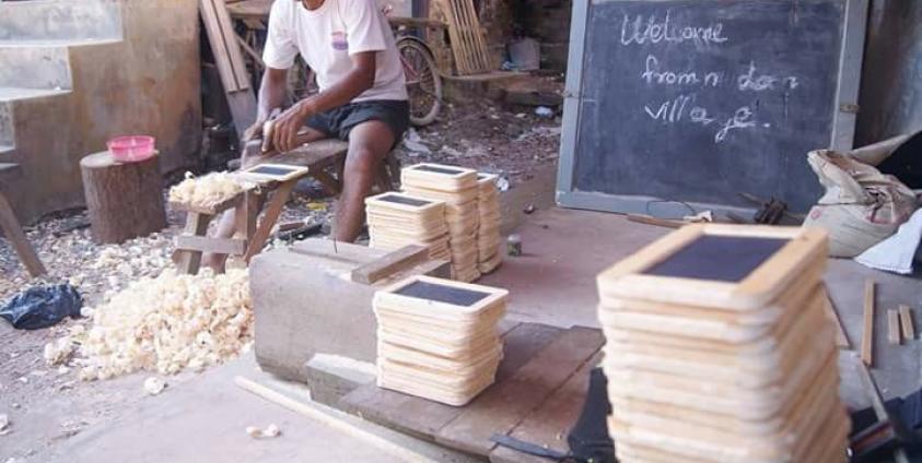 ကျောက်သင်ပုန်းလုပ်ငန်းခွင်တစိတ်တပိုင်း(ငါတို့ချစ်တဲ့ ဘီလူးကျွန်းမြေ/Facebook)