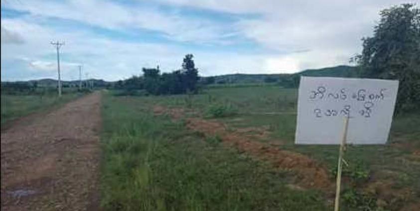 ဘိလပ်မြေစက်ရုံတည်ဆောက်မည့် နေရာသို့သွားရာလမ်းတလျှောက်တွင် တွေ့ရသည့် ကပ်ထူစာ (ဓါတ်ပုံ – Anthony Tu Reh/Facebook)