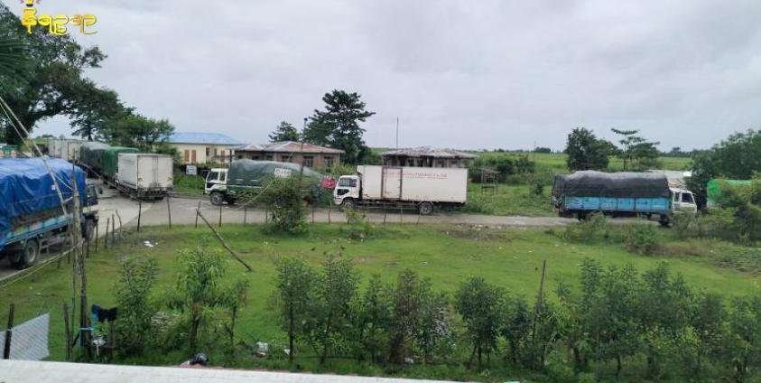 အငူမော်ဆိပ်ကမ်းအတွင်း သောင်တင်နေရသည့် ကုန်ကားများအား သြဂုတ်လ ၁၄ ရက် နံနက်က တွေ့ရစဉ်။