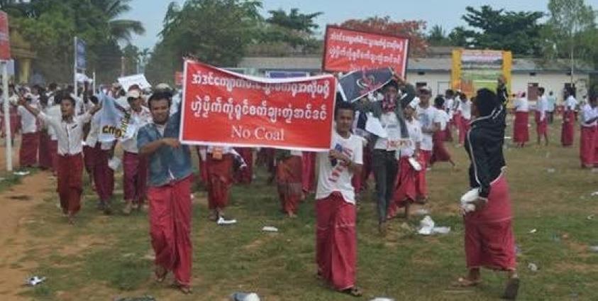 အံဒင်ကျောက်မီးသွေးလျပ်စစ်ဓါတ်အားစီမံကိန်းအား ဒေသခံများကန့်ကွက်စဉ်(Internet)