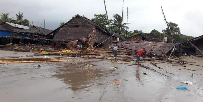 ငါးမျှားစခန်းကျေးရွာ၌ နေအိမ်နှင့် ငါးလှန်းစင်များ ပျက်စီးခဲ့ပုံ (MNA)