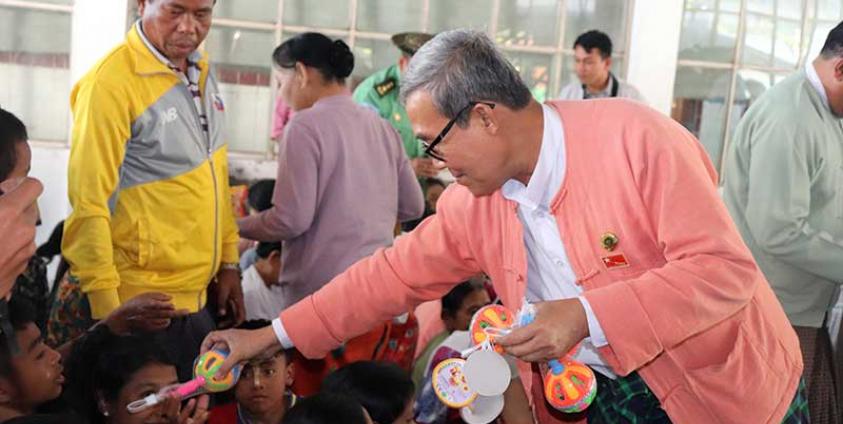 ဝန်ကြီးချုပ်နှင့်အဖွဲ့သည် စစ်ဘေးရှောင်ကလေးငယ်များအတွက် ကျောင်းသုံးစာအုပ်များ၊ ကစားစရာပစ္စည်းများ ပေးအပ်ခဲ့သည်။ (ဓာတ်ပုံ - ခိုင်ရိုးလ)