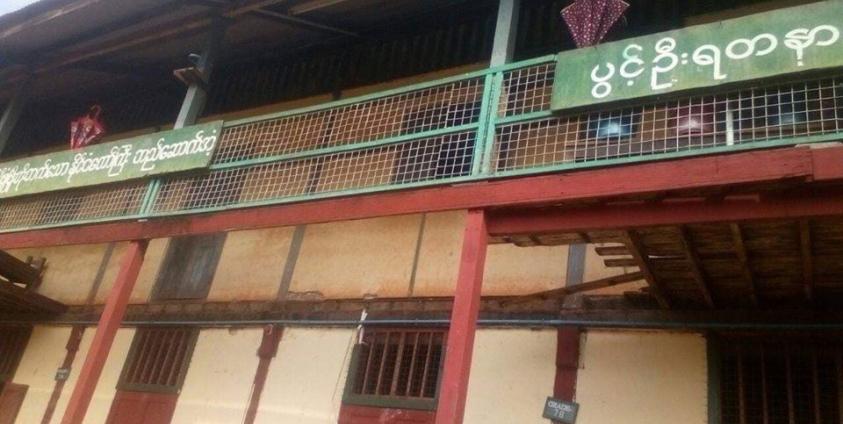  ပြိုကျသည့်ကျောင်းဝရန်တာနေရာ(Aung Kyaw Thu FB)