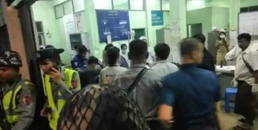 ဒဏ်ရာရလူနာများ ဆေးရုံသို့ရောက်ရှိစဉ်(Facebook)