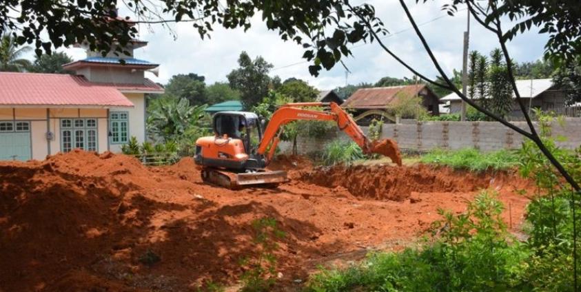 လောဓမ္မရပ်ကွက်ရှိ ဓမ္မရုံ၏ခြံဝန်းအတွင်း Myanmar National Tele & Communication ကုမ္ပဏီ၏ ဖုန်းဆက်သွယ်ရေးတာဝါတိုင်ကို တည်ဆောက်ရန် လုပ်ဆောင်နေစဉ် (ဓါတ်ပုံ-စိုင်းလင်းလင်းဦး)