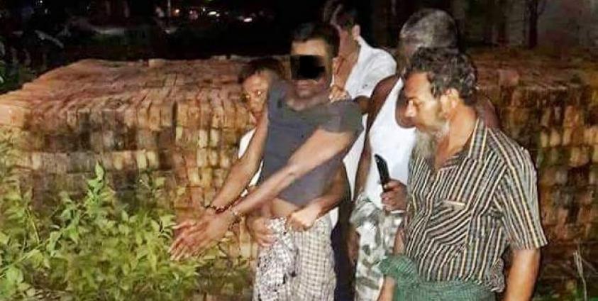 အဒေါ်အရင်းကိုသတ်သူအား ဖမ်းဆီးရမိစဉ်(photo: မုတ္တမနယ်မြေရဲစခန်း)