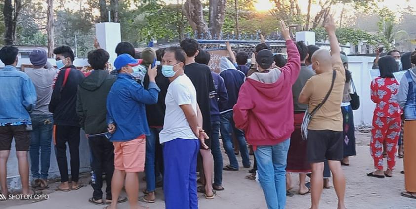 ၇-၁-၂၀၂၁ နံနက်ပိုင်း  -ဘုရားသုံးဆူရဲစခန်းရှေ့မြင်ကွင်း