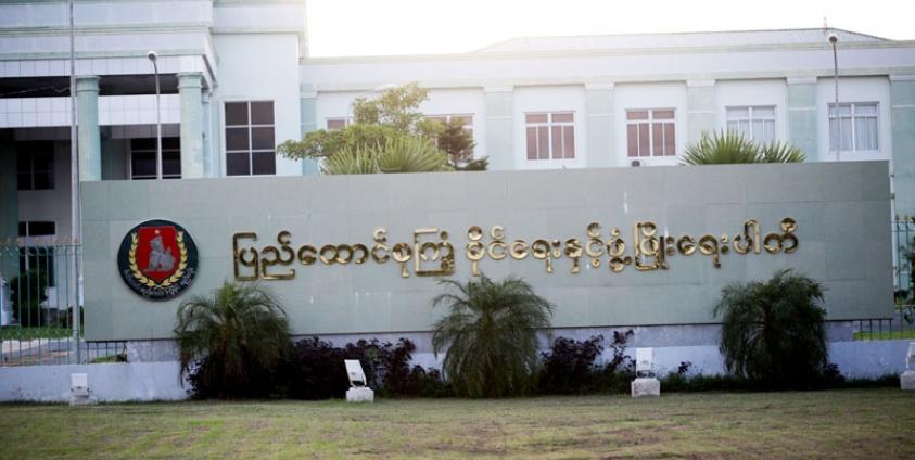 နေပြည်တော်ရှိ ပြည်ခိုင်ဖြိုးပါတီရုံးချုပ်ကိုတွေ့ရစဉ်။ ဓါတ်ပုံ၊ မဇ္စျိမ။