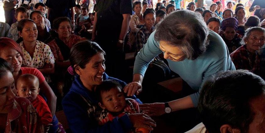 Yanghee Lee (R), the United Nations (UN) Special Rapporteur on the situation of human rights in Myanmar, greets a Kachin ethnic woman with a child at the MaiNar KBC camp in Myitkyina, Kachin State, Myanmar, 10 January 2017. Yanghee Lee is in Myanmar on a 12-day visit to Kachin and Rakhine States in Myanmar. Photo: Myitkyina News Journal/EPA