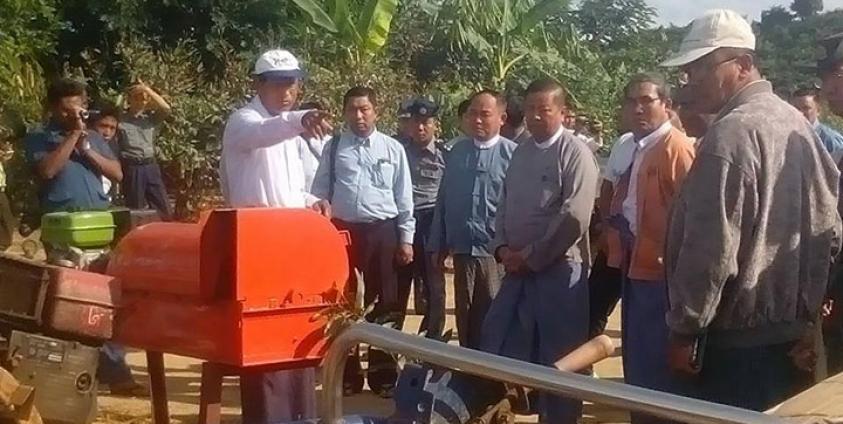 ARG လုပ်ငန်းတွင် ၀န်ကြီးချုပ်နှင့် အဖွဲ့ လာရောက်လေ့လာနေစဉ်/ ဓာတ်ပုံ- ကျော်သန်းလှိုင်