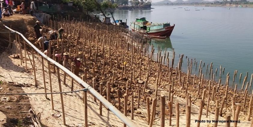 ဓာတ်ပုံ – ပန်းမြောင်းကျေးရွာမြစ်ကမ်းပြိုမှုအား ကာကွယ်မှုပြုလုပ်နေသည်ကို ဇန်နဝါလ ၂၄ ရက်နေ့ကတွေ့ရစဉ်/ Photo by – Narinjara