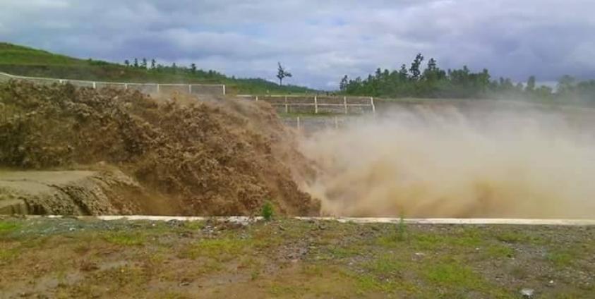 Problems with overflow at the dam. Photo: Ko B. Soe