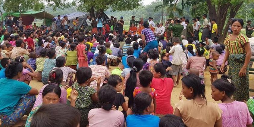 တောင်ပြိုမြို့တွင် ကူညီ လှူဒါန်းနေစဉ် (ဓာတ်ပုံ- နံ့သာတောင်ဆရာတော်)