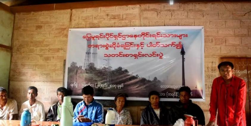 လောကထုကျေးရွာတွင် သြဂုတ်လ ၂၆ ရက်နေ့က သိမ်းဆည်းခံမြေယာနှင့်ပတ်သက်၍ သတင်းစာရှင်းလင်းပွဲ ပြုလုပ်ခဲ့စဉ် (ဓါတ်ပုံ-ကေတီ)