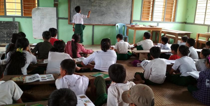 ပင်လည်ဘူးမြို့နယ်တွင် ရှမ်းနီစာပေသင်ကြားနေသည့် စာသင်ကျောင်း ( ဓါတ်ပုံ – ဇော်ဇော်)