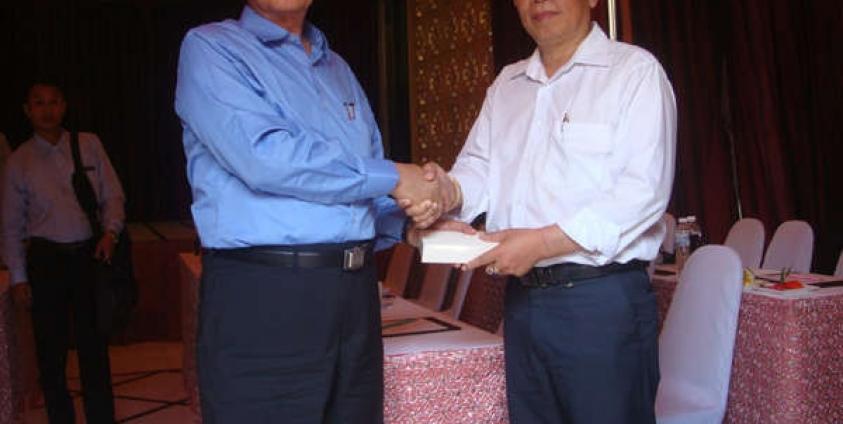 ထိုင်းနိုင်ငံ ချင်းမိုင်မြို့ရှိ Sheik Istana ဟိုတယ်တွင် မေ ၂၉ရက်က တွေ့ဆုံမှုအပြီး ပြည်ထောင်စုဝန်ကြီး ဦးအောင်မင်း နှင့် RCSS ဥက္ကဋ္ဌ ဒုဗိုလ်ချုပ်ကြီး ယွက်ဆစ်တို့ကို တွေ့ရစဉ်။ (ဓာတ်ပုံ-ဖနိဒါ)