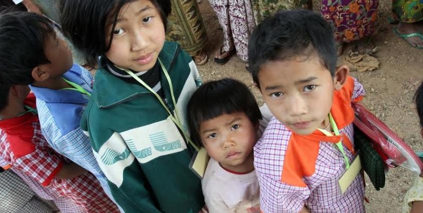 ကျောက်မဲ စစ်ဘေးရှောင်စခန်းတစ်ခုမှ ကလေးများအား တွေ့ရစဉ်။ (ဓာတ်ပုံ-ဘိုဘို၊မဇ္ဈိမ)   