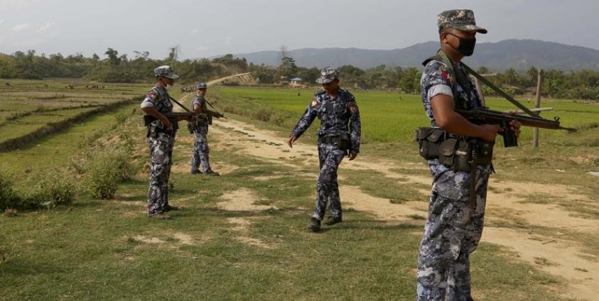  မောင်တောတွင် လုံခြံုရေးယူထားသော နယ်ခြားစောင့် တပ်များကို တွေ့ရစဉ်။ ဓာတ်ပုံ-EPA