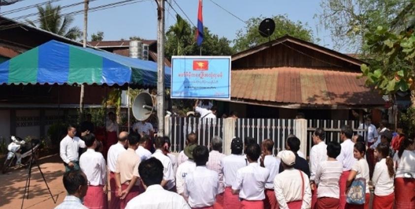 Members of the All Mon Region Democratic Party re-post the Taungpyin party signboard after a massive walkout last weekend. (Photo: MNA)